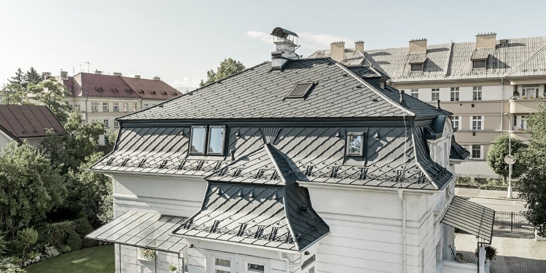 Členitá střecha s řemeslně zvládnutými klempířskými detaily.