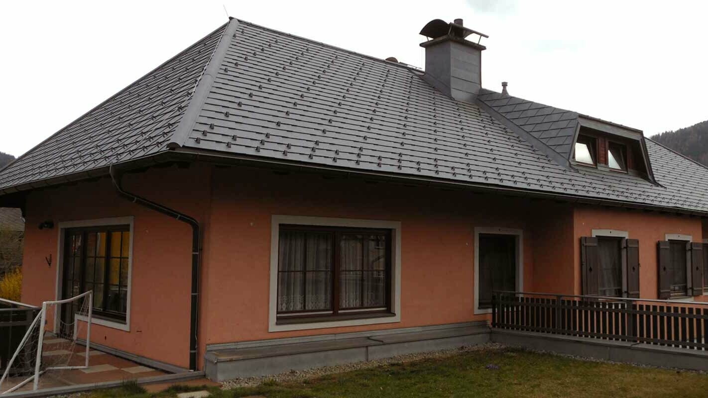 Sanace valbové střechy domu s trapézovým vikýřem za použití PREFA falcovaných střešních šindelů