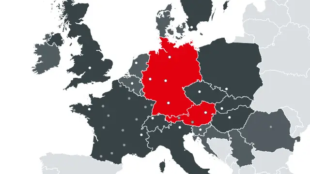 Mapa všech evropských zemí, ve kterých PREFA působí, s červeně vyznačenými dvěma výrobními závody v Rakousku a Německu.
