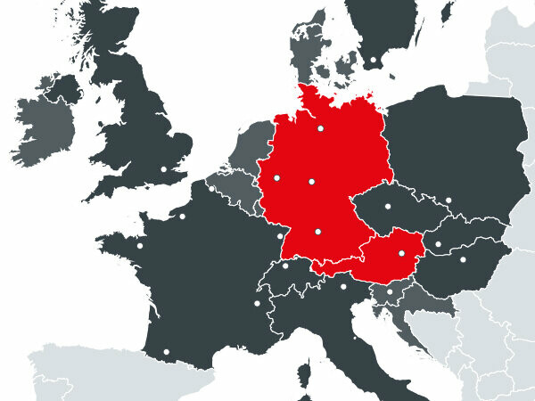 Mapa všech evropských zemí, ve kterých PREFA působí, s červeně vyznačenými dvěma výrobními závody v Rakousku a Německu.