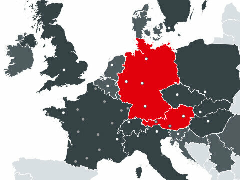 Mapa všech evropských zemí, ve kterých PREFA působí, s červeně vyznačenými dvěma výrobními závody v Rakousku a Německu.