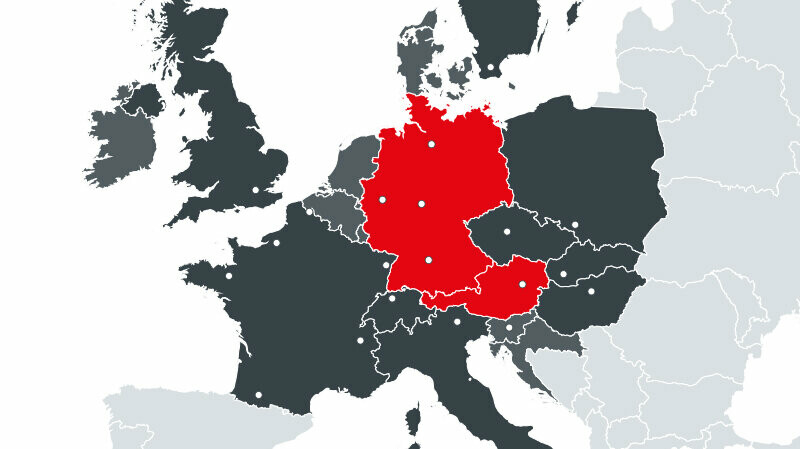 Mapa všech evropských zemí, ve kterých PREFA působí, s červeně vyznačenými dvěma výrobními závody v Rakousku a Německu.