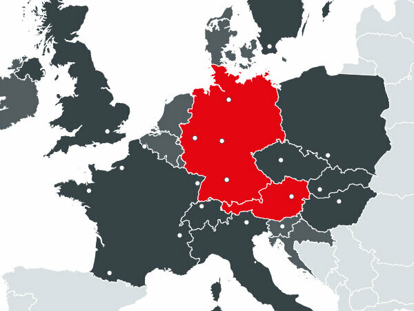 Mapa všech evropských zemí, ve kterých PREFA působí, s červeně vyznačenými dvěma výrobními závody v Rakousku a Německu.