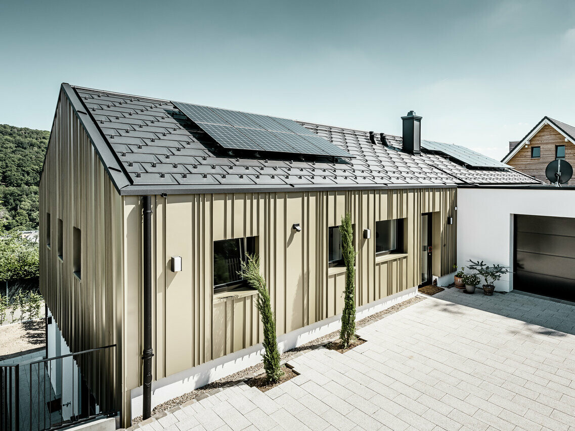 Boční pohled na rodinný dům v Bad Münstereifel, pokrytý DS.19 od PREFA.