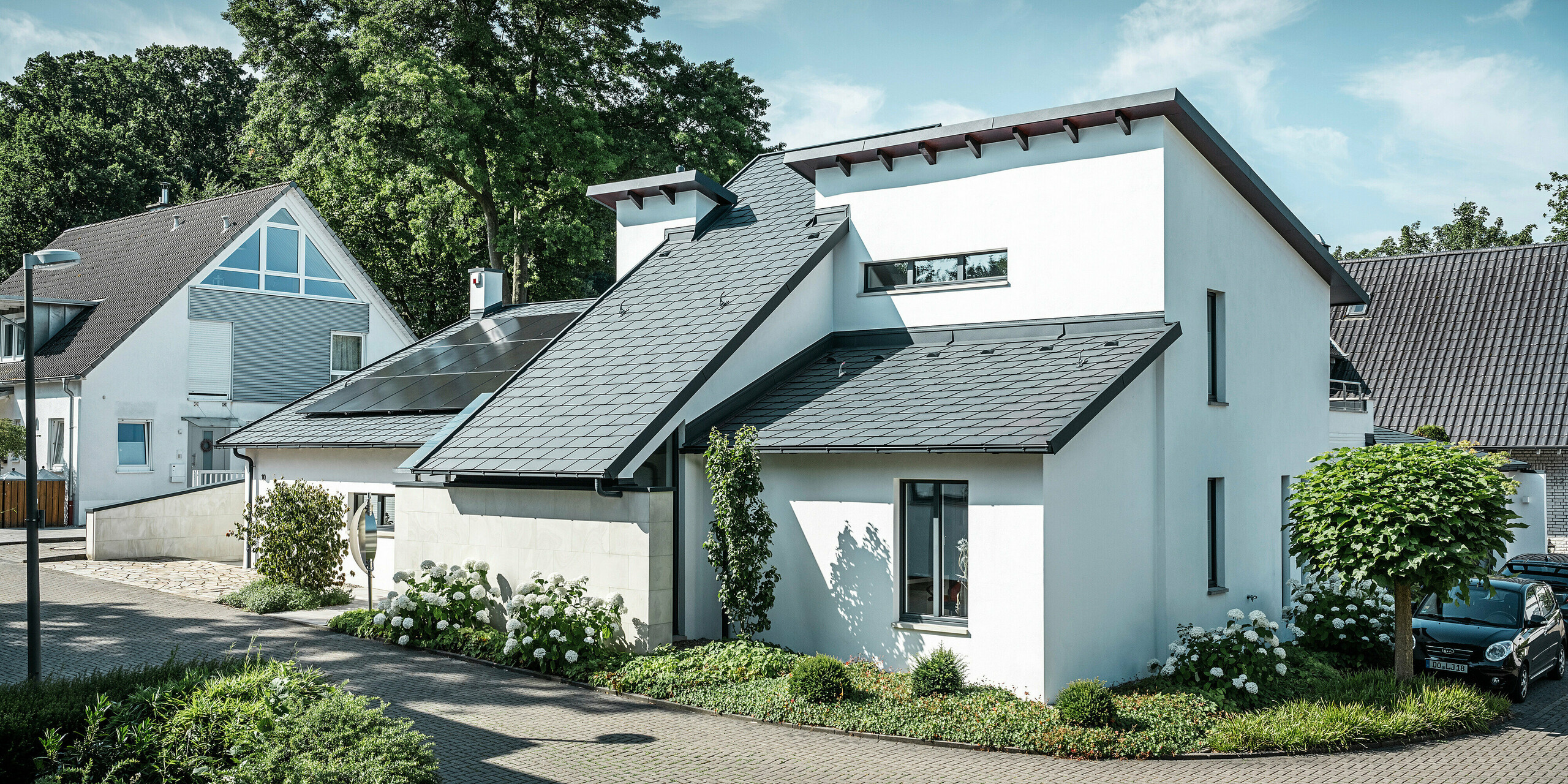 Kompletní systém PREFA z hliníku pokrývá a chrání nevšední střechu rodinného domu v Dortmundu