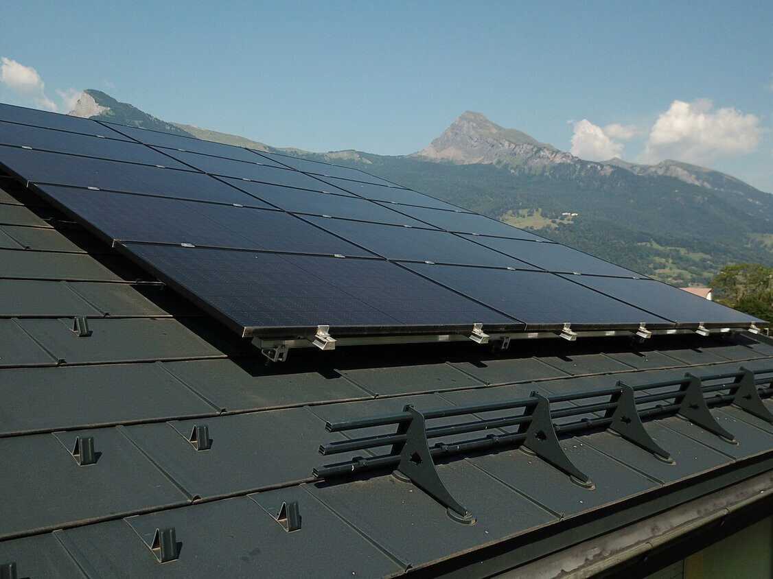 Fotovoltaický systém na střeše pokryté střešním panelem PREFA R.16 v antracitové barvě.