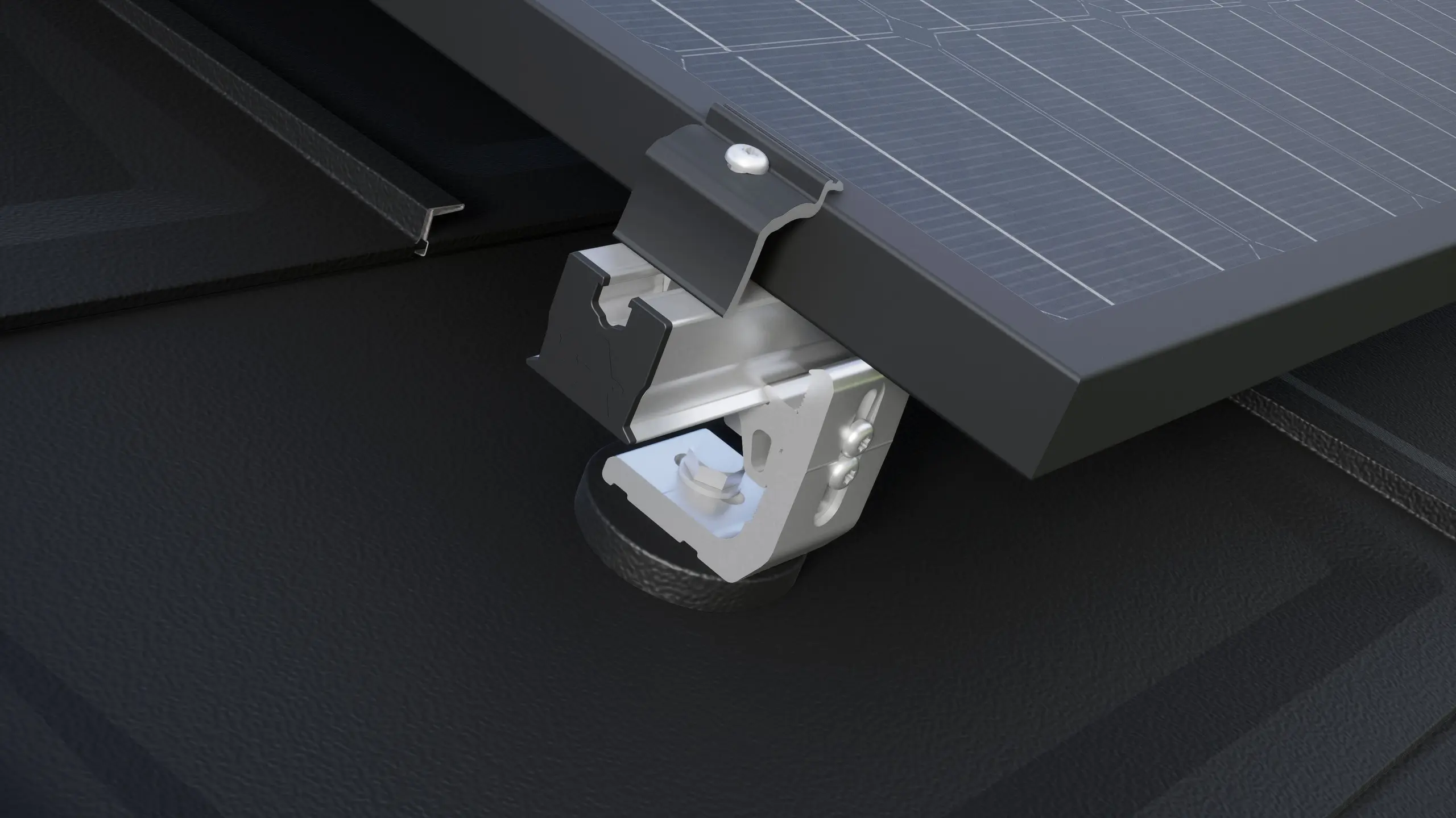 Detailní pohled na držák solárního panelu PREVARIO 3.S namontovaný na tmavé střeše PREFA, která nese profilovou lištu. Solární panel byl na profilovou lištu upevněn koncovou příchytkou PREVARIO.