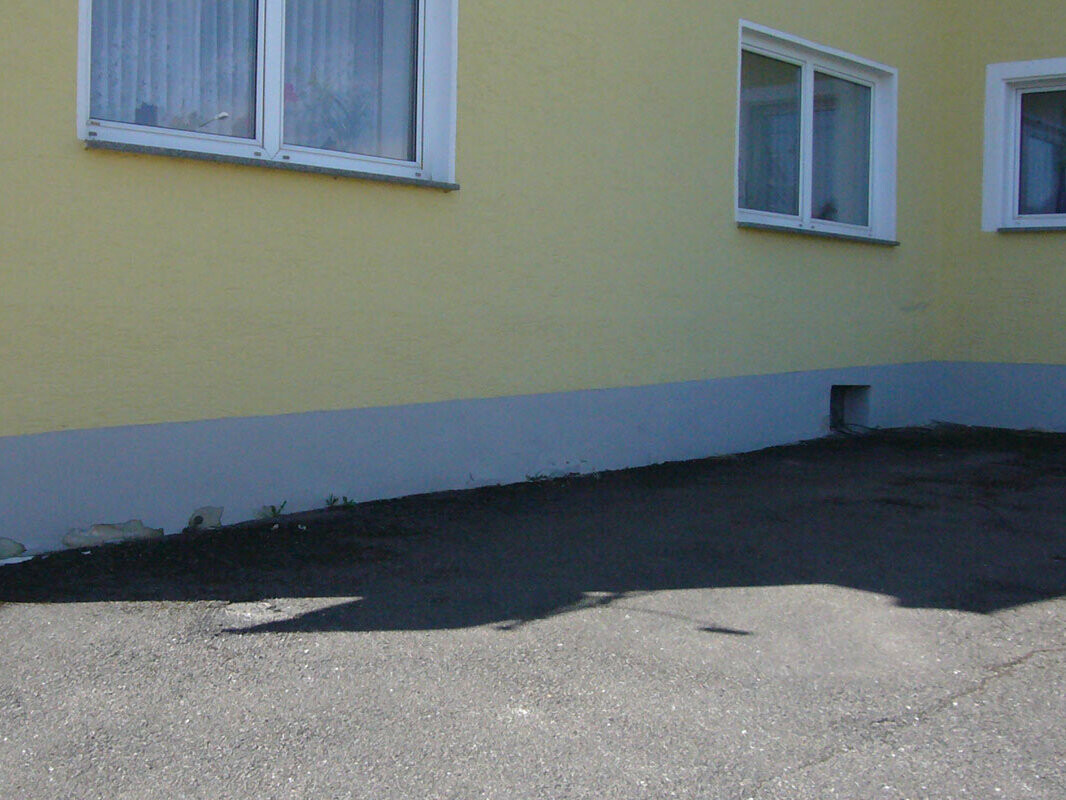Aufgrund der ausgebrochenen am Fassadensockel wird das Haus mit PREFA saniert.