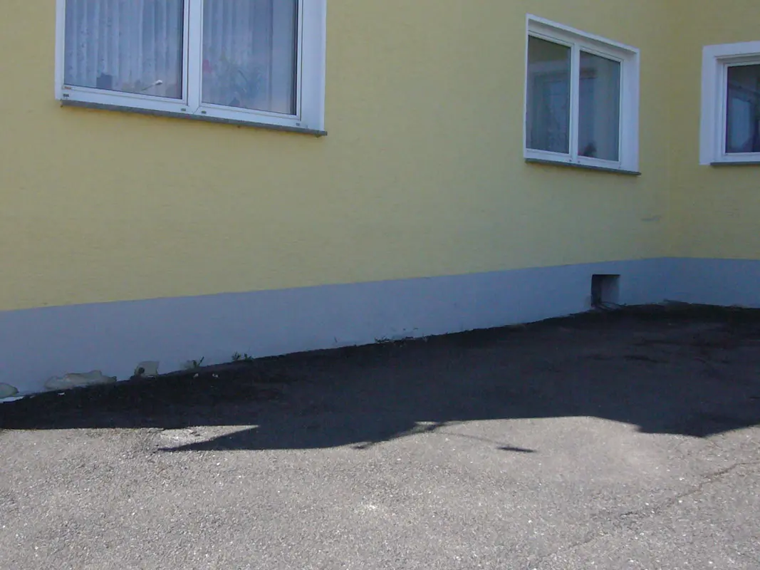 Aufgrund der ausgebrochenen am Fassadensockel wird das Haus mit PREFA saniert.