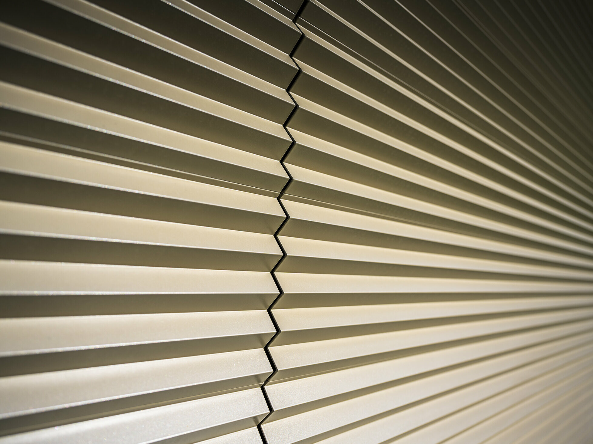 Detailní pohled na PREFA Zackenprofil v bronzové barvě