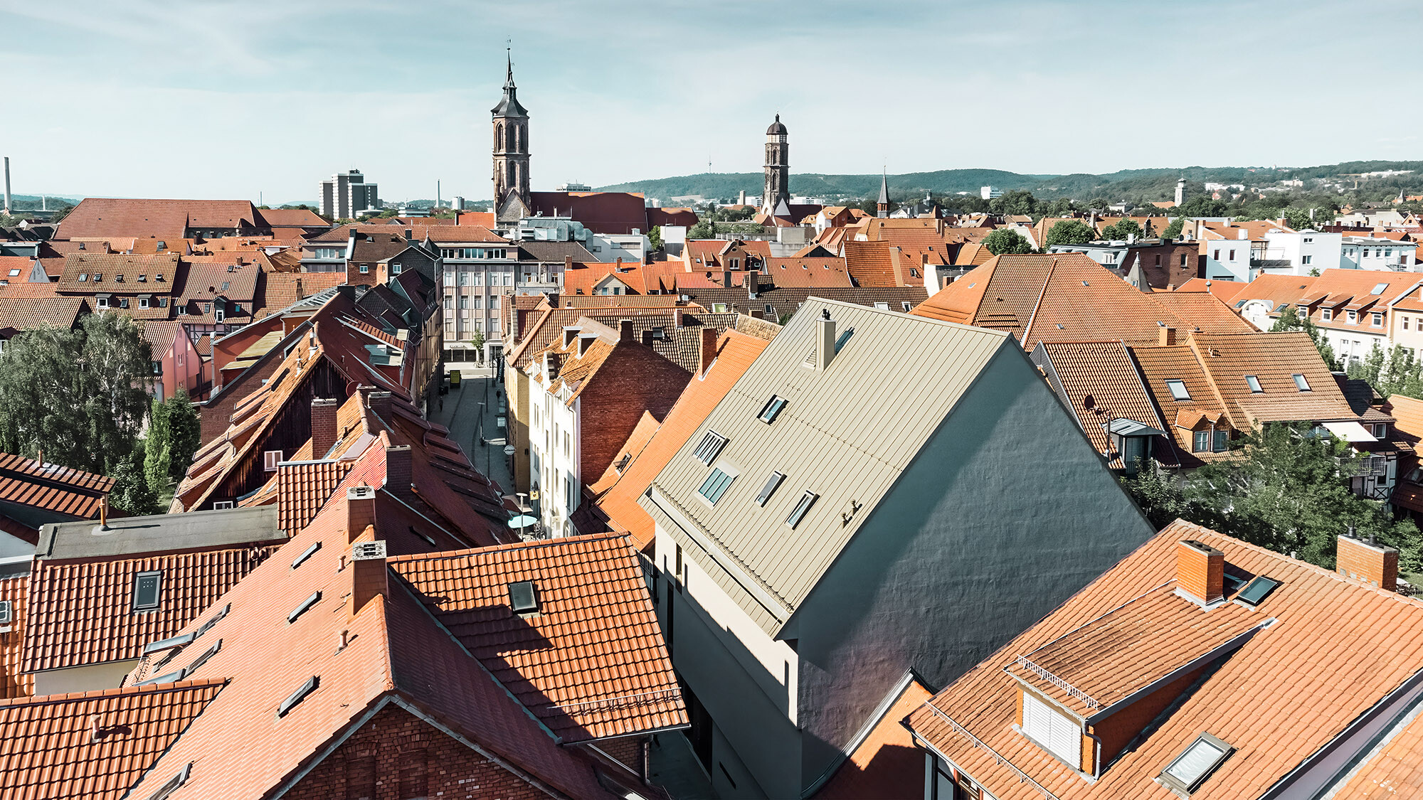 Staré město Göttingen: výstavní budova elegantně zapadá do svého okolí, přičemž si zachovává svou vlastní identitu.