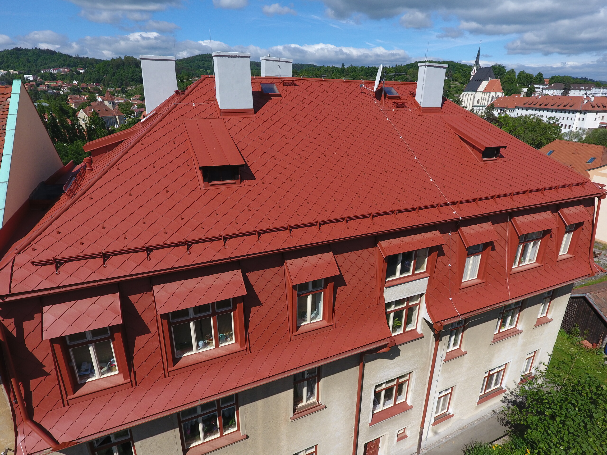 Cihlově červená barva je typická pro historické domy v Českém Krumlově