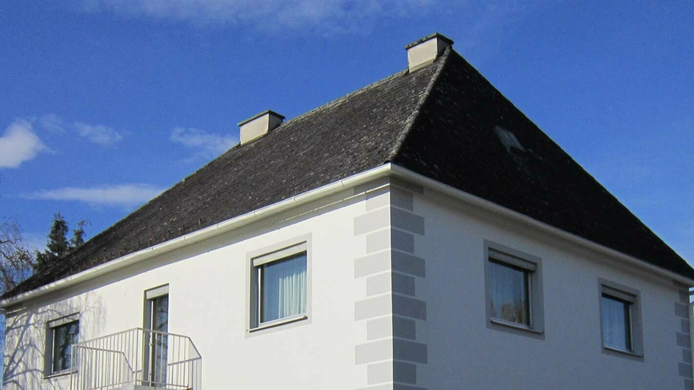 Dům v Rakousku před sanací  valbové střechy  za použití krytiny Prefalz a PREFA falcovaných střešních tašek