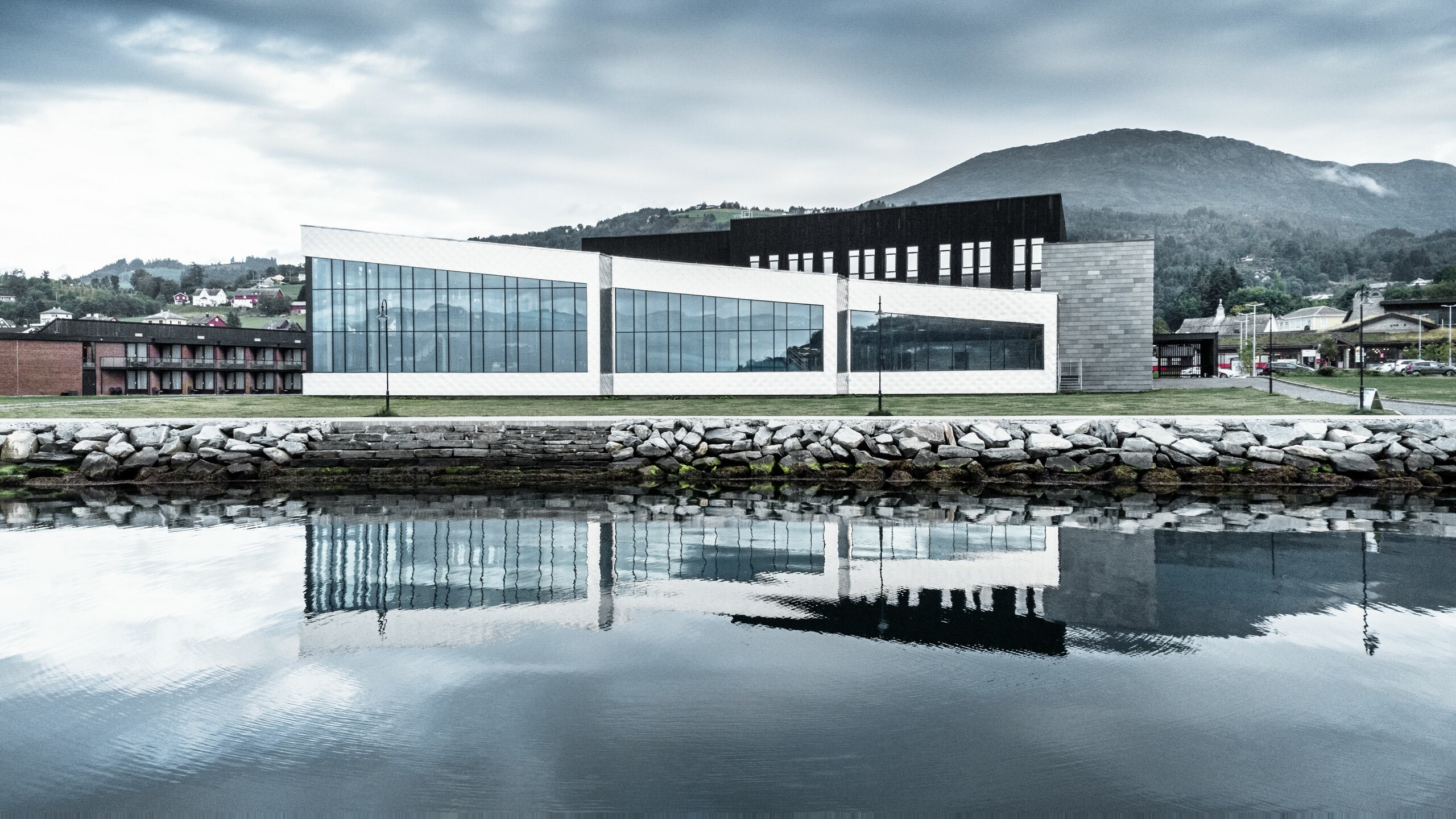 Pohled z mořského zálivu na Hardangerbadet Healthcare Center