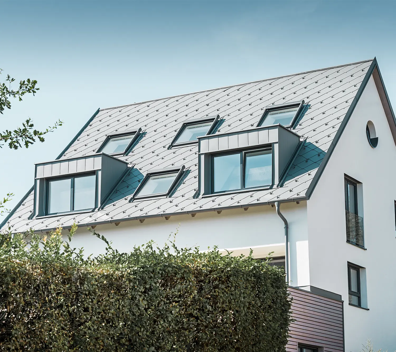 Rekonstrukce sedlové střechy se dvěma vikýři a čtyřmi světlíky. Střecha byla pokryta falcovanou šablonou 44 × 44 v barvě P.10 světle šedé.