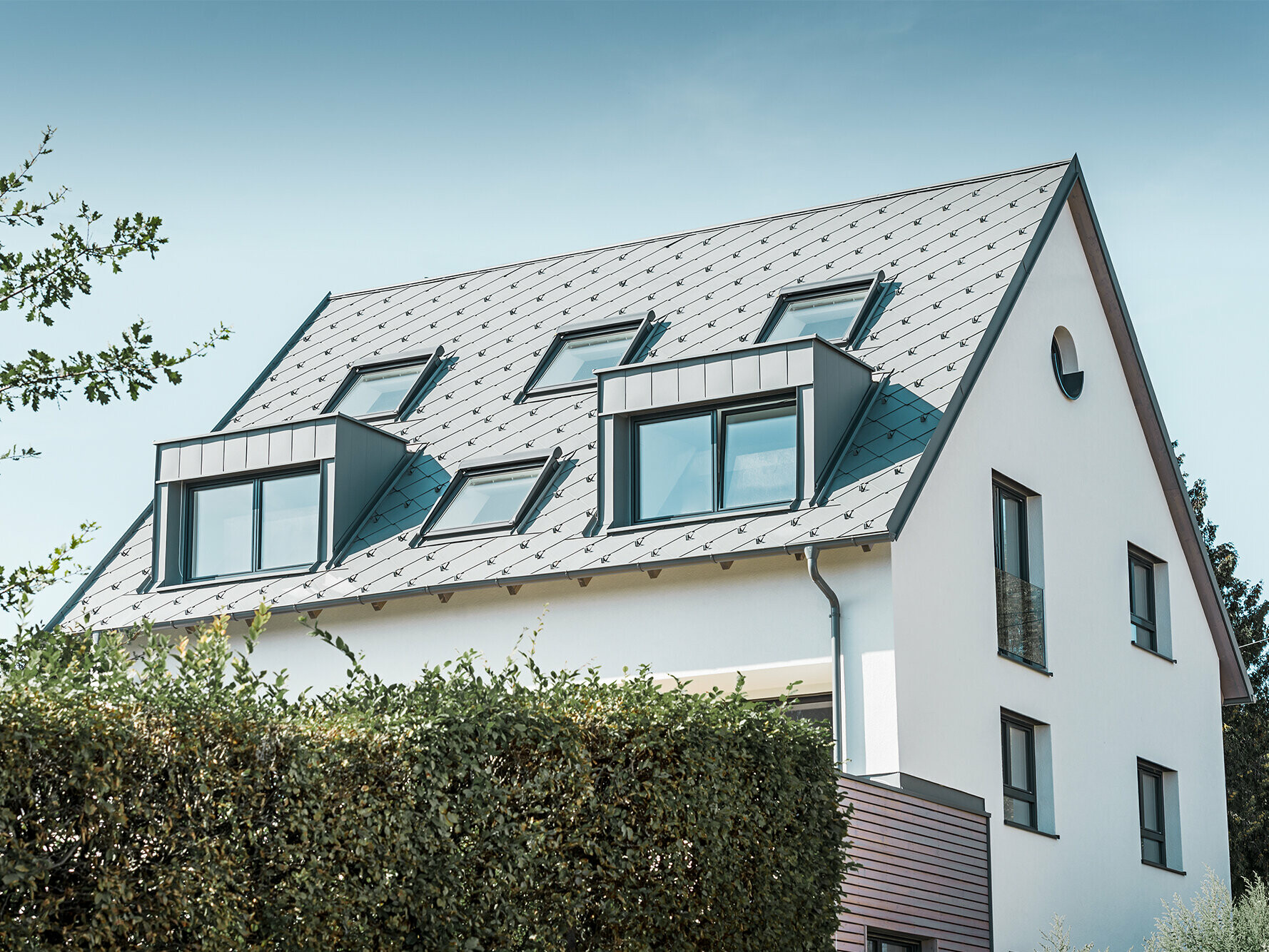 Rekonstrukce sedlové střechy se dvěma vikýři a čtyřmi světlíky. Střecha byla pokryta falcovanou šablonou 44 × 44 v barvě P.10 světle šedé.