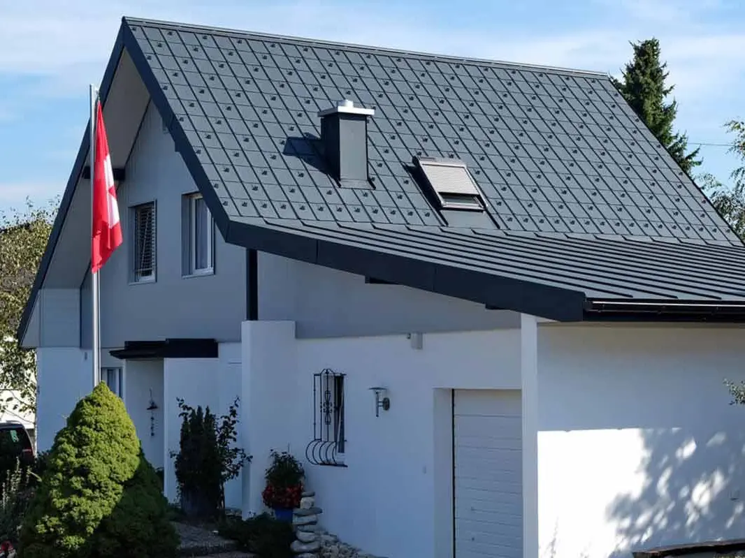 Dům s garáží po sanaci střechy za použití PREFA falcovaných střešních tašek antracitové barvy