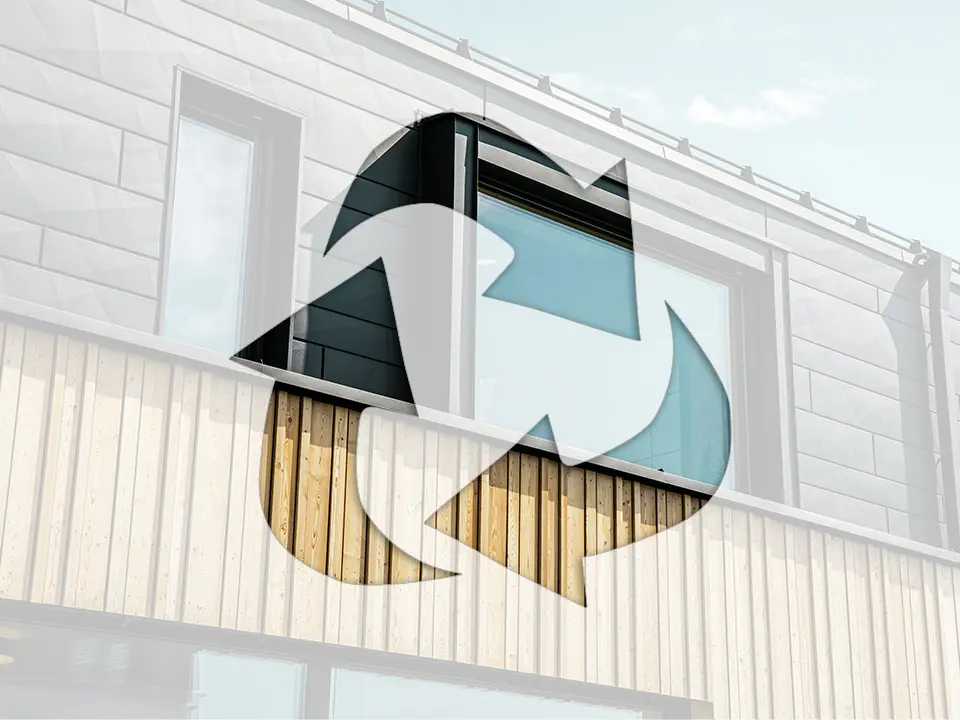 Fotografie znázorňuje symbol recyklace před domem s hliníkovými fasádními prvky PREFA a dřevěnými panely.