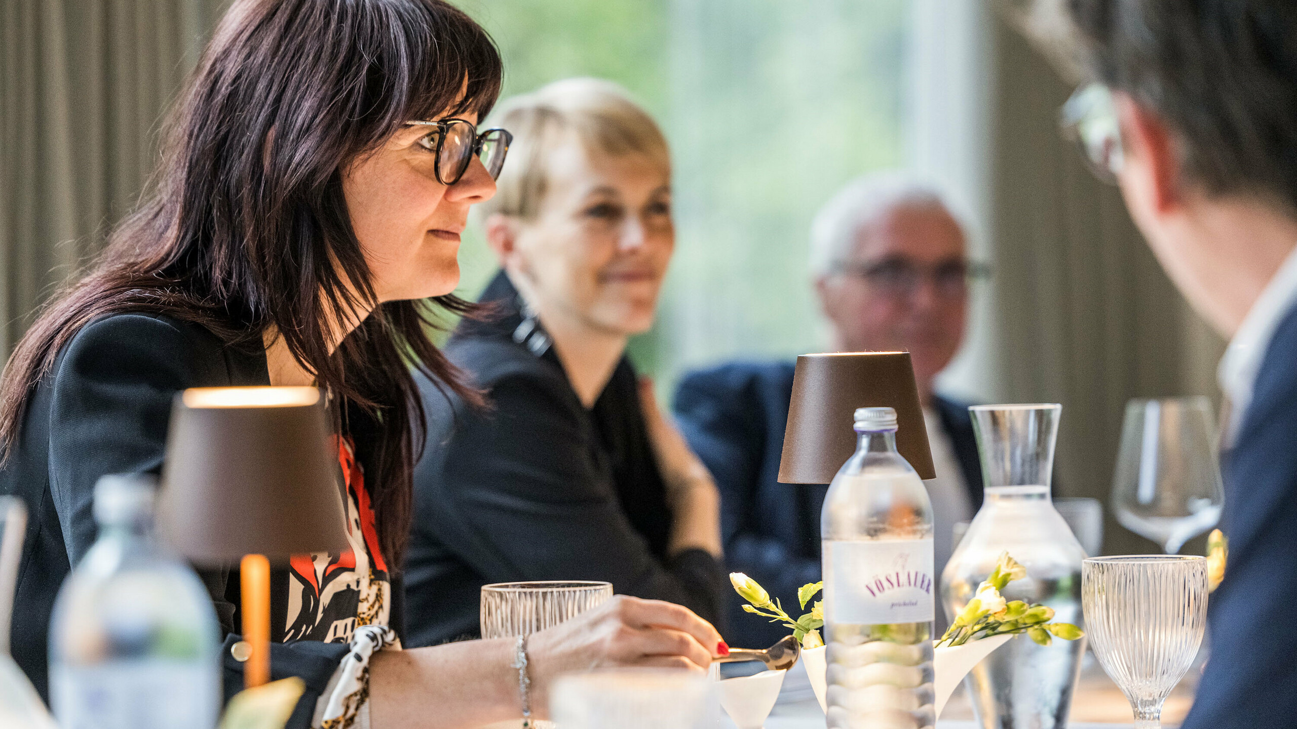 Bettina Almeida a Veronika Roll (PREFA Marketing) v rámci expertního dialogu PREFARENZEN 2026 ve vinařské rezidenci v regionu Seewinkel. Diskuse se zaměřuje na architektonickou kvalitu, udržitelné materiály a výběr nejinspirativnějších projektů pro připravovanou mezinárodní architektonickou knihu a PREFARENZEN 2026. Akce nabízí platformu pro kreativní diskusi mezi architekturou, médii a PREFA.