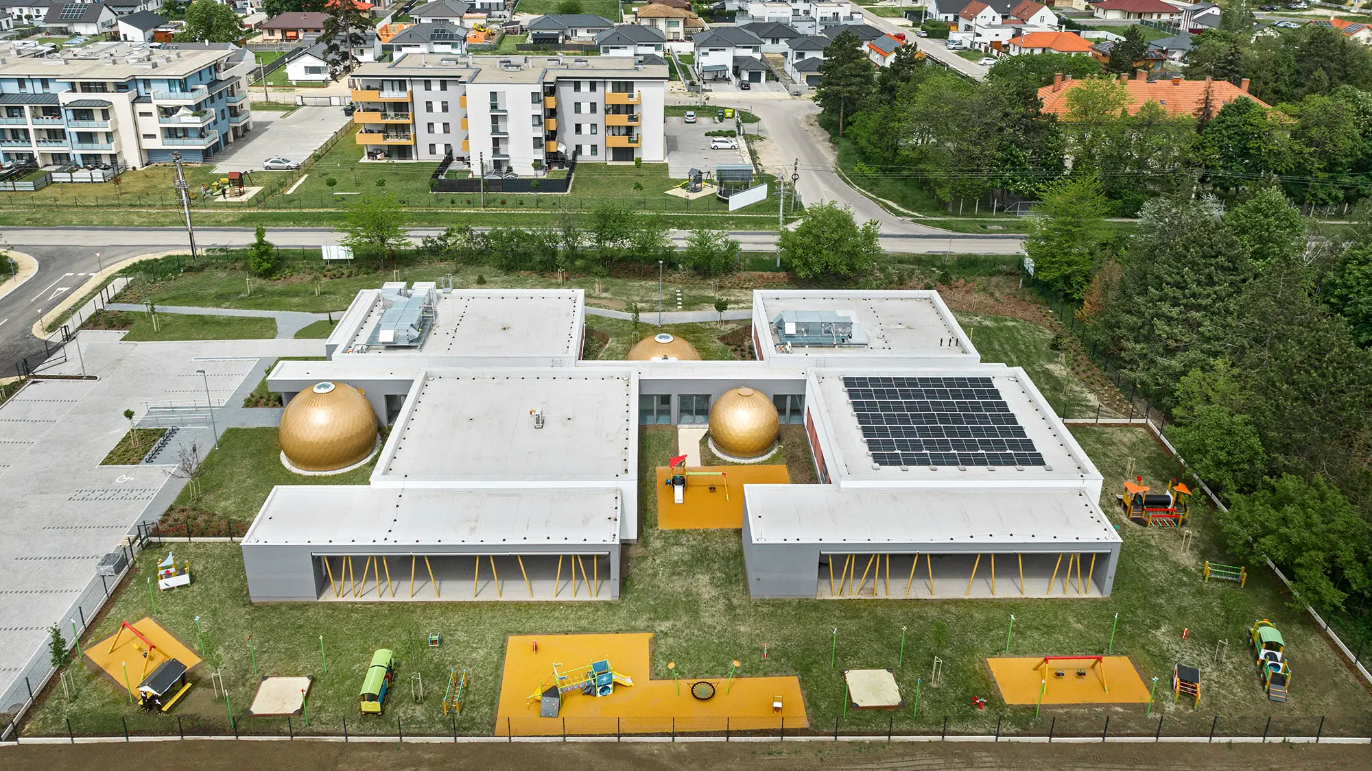 Celé jesle a jejich nejbližší okolí z ptačí perspektivy