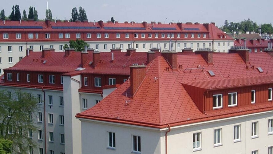Snímek souboru bytových domů Hugo-Breitner-Hof ve Vídni. Střechy byly pokryty PREFA falcovanými střešními šindeli v barvě cihlově červené