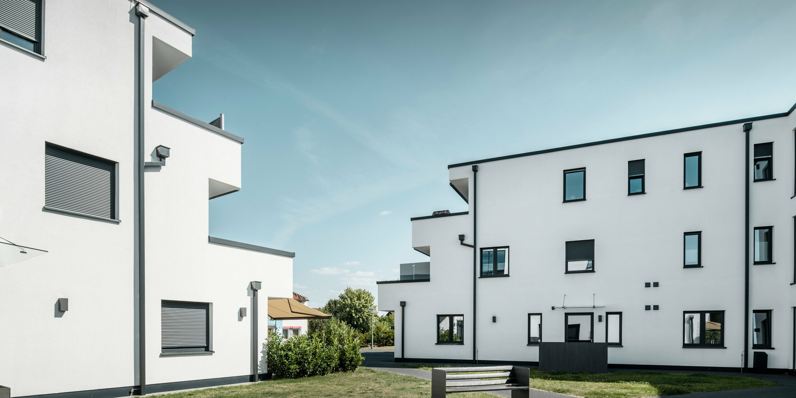 Eine Wohnanlage in Ahnatal, Deutschland wurde mit dem PREFA Dachentwässerungssystem Quadratrohr in P.10 Anthrazit ausgestattet. 