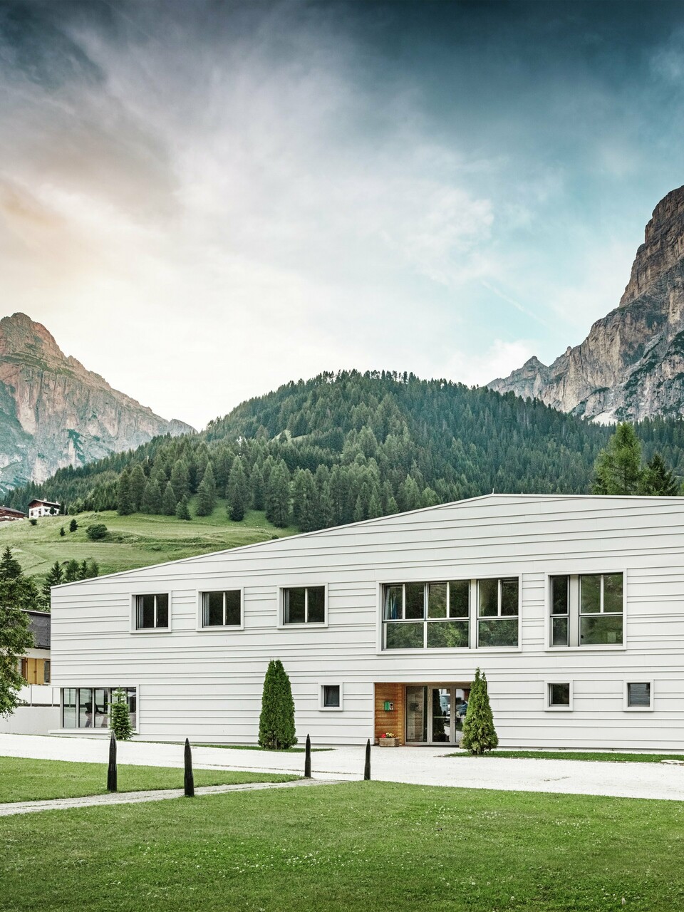 Moderní vojenská architektura se setkává s alpským prostředím: Kasárna „Tempesti“ se nacházejí v jihotyrolské krajině, zasazená do majestátního horského panoramatu. Světlá fasáda PREFALZ v barvě P.10 prefa bílé vytváří čisté linie. Světlá hliníková fasáda odráží sluneční světlo a zlepšuje tak mikroklima.