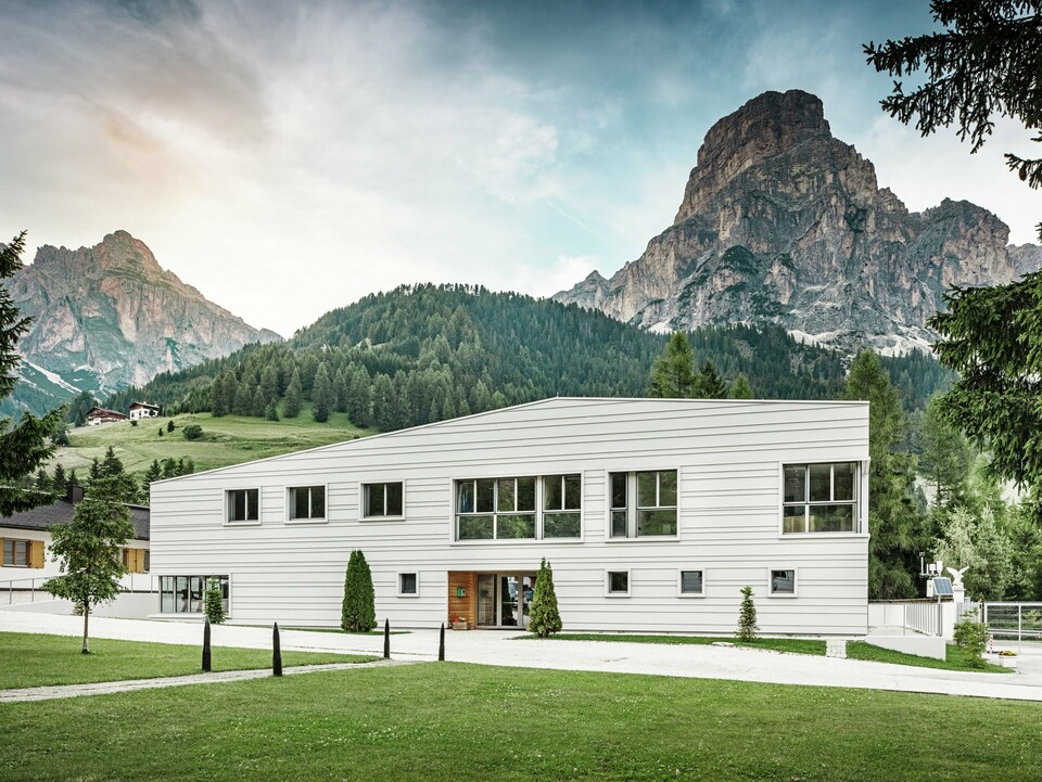 Moderní vojenská architektura se setkává s alpským prostředím: Kasárna „Tempesti“ se nacházejí v jihotyrolské krajině, zasazená do majestátního horského panoramatu. Světlá fasáda PREFALZ v barvě P.10 prefa bílé vytváří čisté linie. Světlá hliníková fasáda odráží sluneční světlo a zlepšuje tak mikroklima.