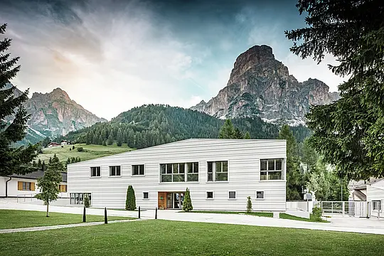 Moderní vojenská architektura se setkává s alpským prostředím: Kasárna „Tempesti“ se nacházejí v jihotyrolské krajině, zasazená do majestátního horského panoramatu. Světlá fasáda PREFALZ v barvě P.10 prefa bílé vytváří čisté linie. Světlá hliníková fasáda odráží sluneční světlo a zlepšuje tak mikroklima.