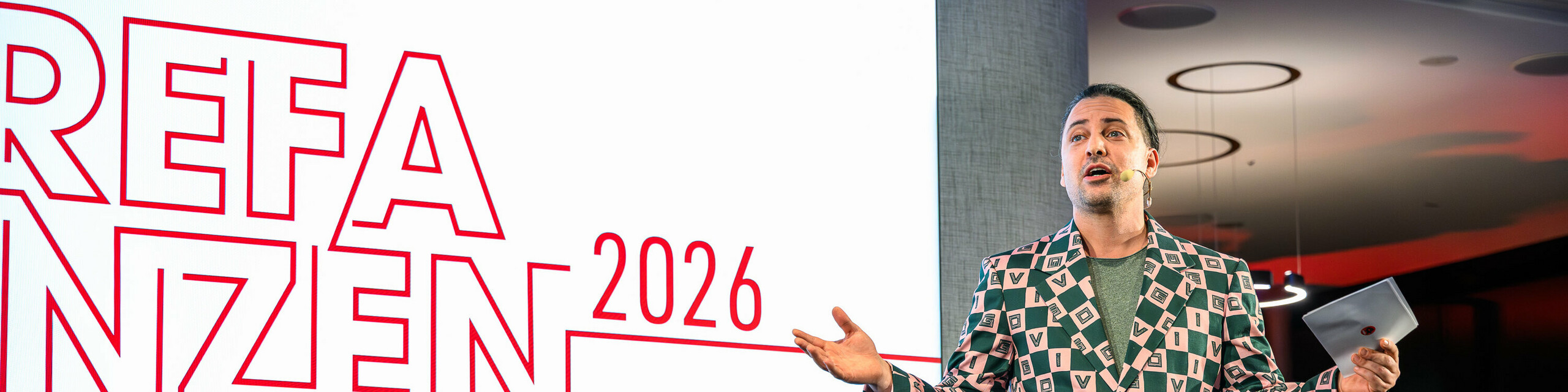 Opravdu nezapomenutelný okamžik na prezentaci PREFARENZEN 2026: moderátor Serkan Temel zaujal publikum svým šarmem, humorem a výrazným outfitem. Jeho přítomnost podtrhla kreativního ducha akce, která spojuje inovaci, design a komunitu. Vrcholem večera v k47.wien, který představil, jak se dnes pojímá a vnímá moderní a všestranná hliníková architektura s PREFA.