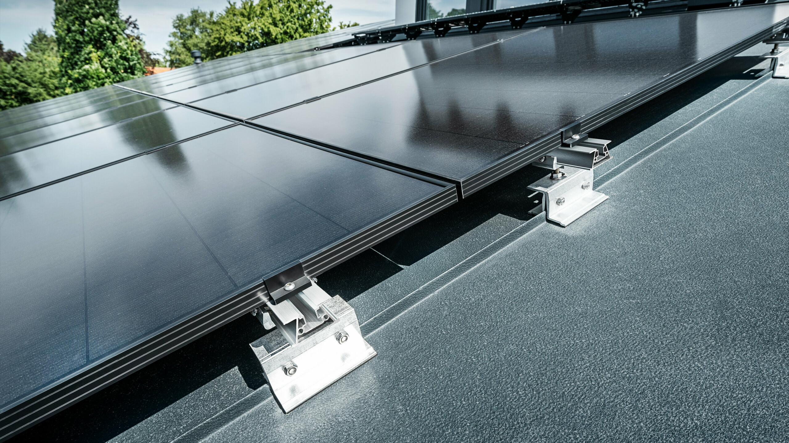 Držák solárních panelů PREFALZ Vario na střeše od PREFA v barvě P.10 antracitové