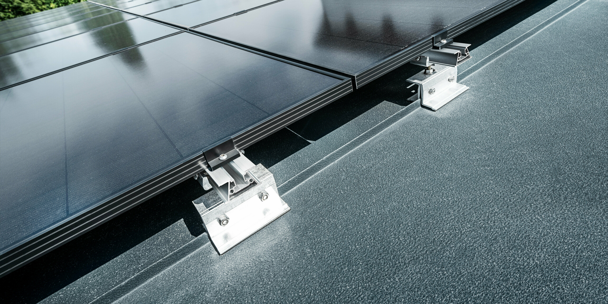 Držák solárních panelů PREFALZ Vario na střeše od PREFA v barvě P.10 antracitové