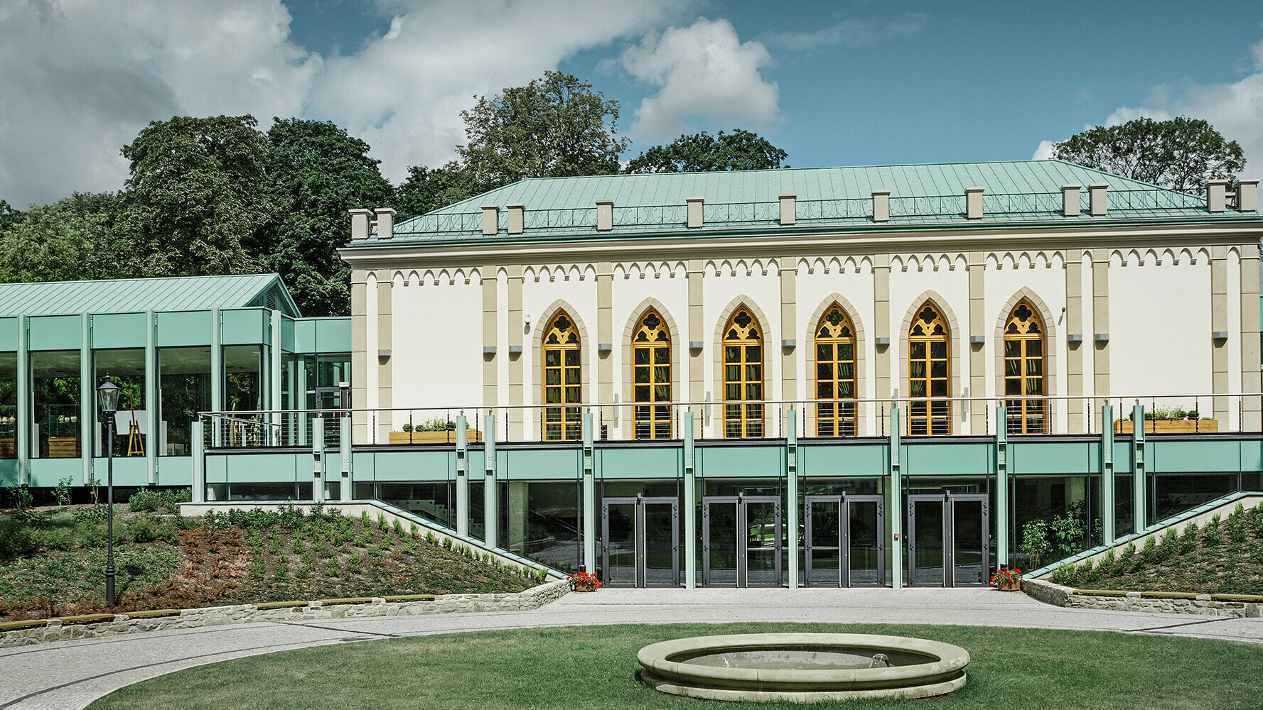 Polské muzeum Opinogóra bylo při sanaci střechy pokryto materiály Prefalz a Falzonal v barvě patina zelená.