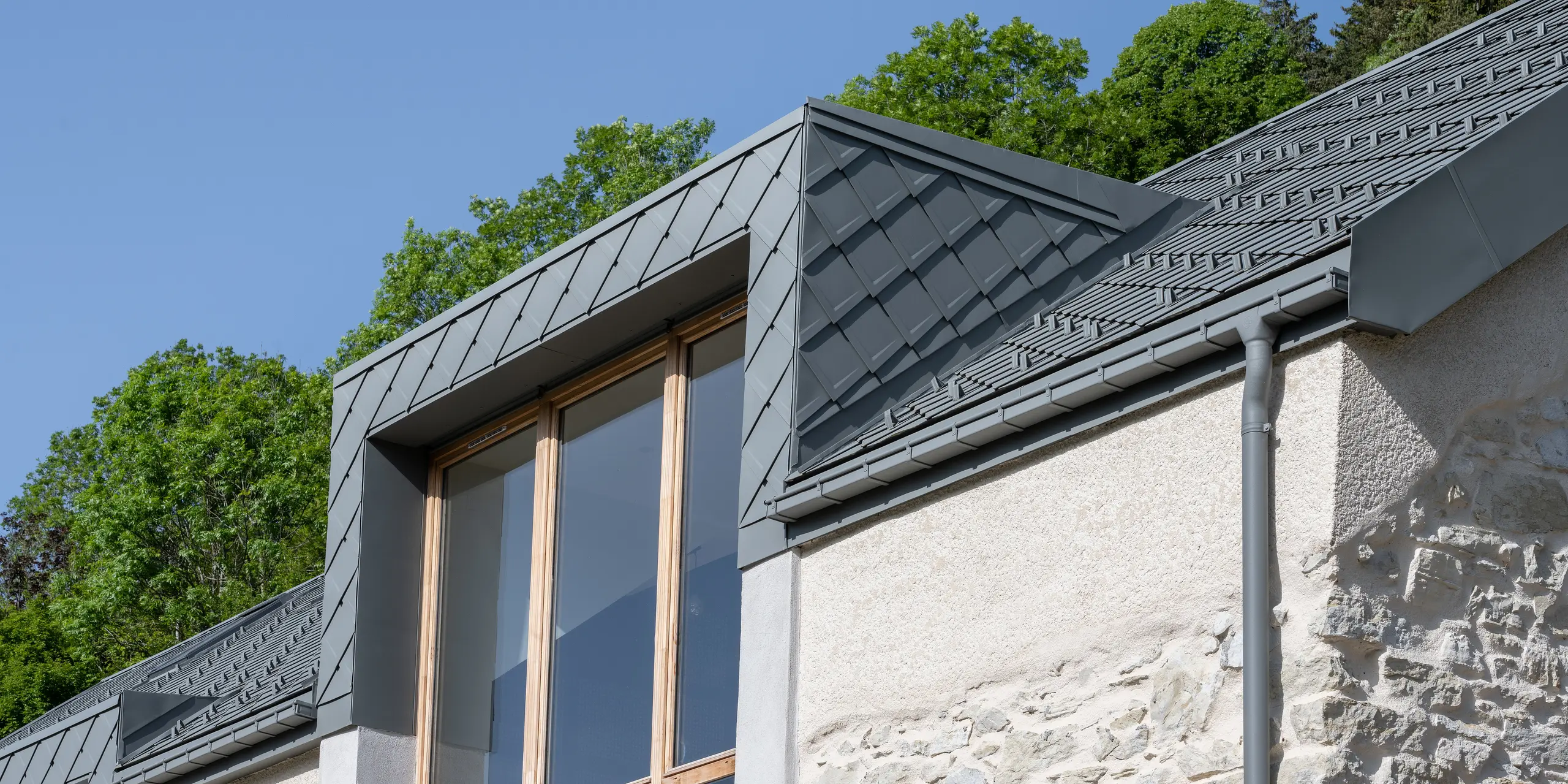 Starý dům s novou moderní a bezúdržbovou střechou PREFA