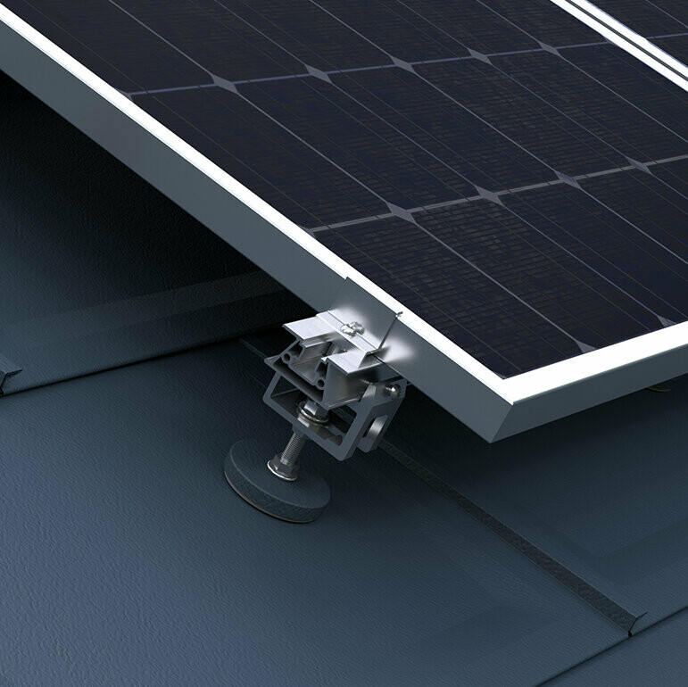 Je vidět PREFA montážní systém k solárním panelům pro upevnění fotovoltaických zařízení na PREFA střechách.