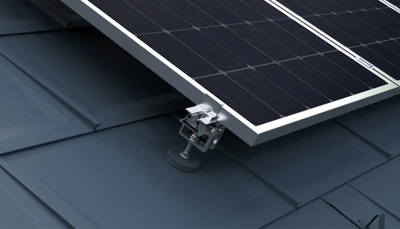 Je vidět PREFA montážní systém k solárním panelům pro upevnění fotovoltaických zařízení na PREFA střechách.