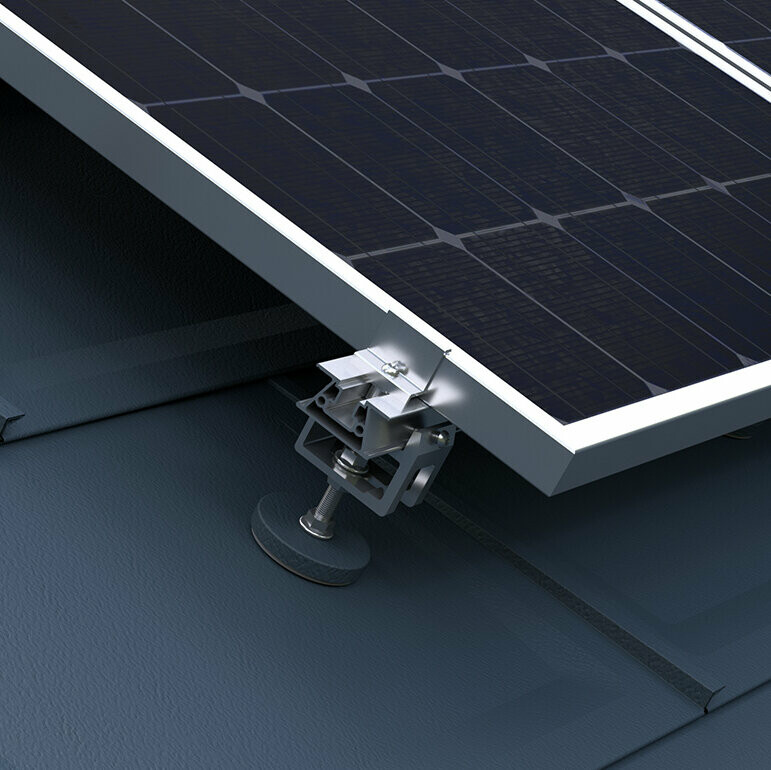 K vidění je solární montážní systém PREFA, který slouží pro uchycení fotovoltaických systémů na střechy PREFA