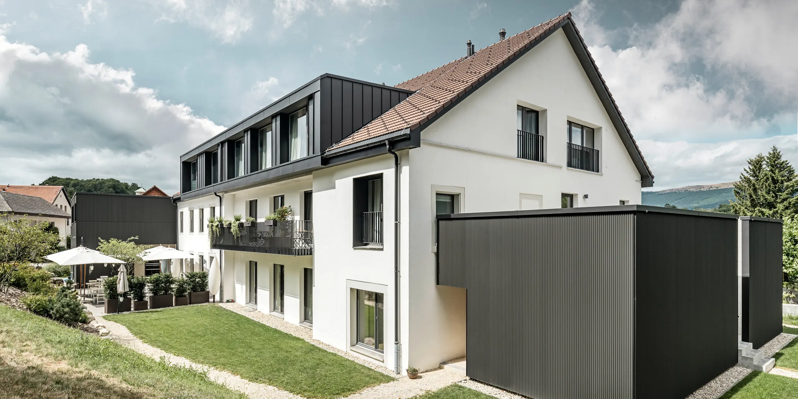 Ozubený Zackenprofil v barvě na přání černošedé na fasádě hotelu