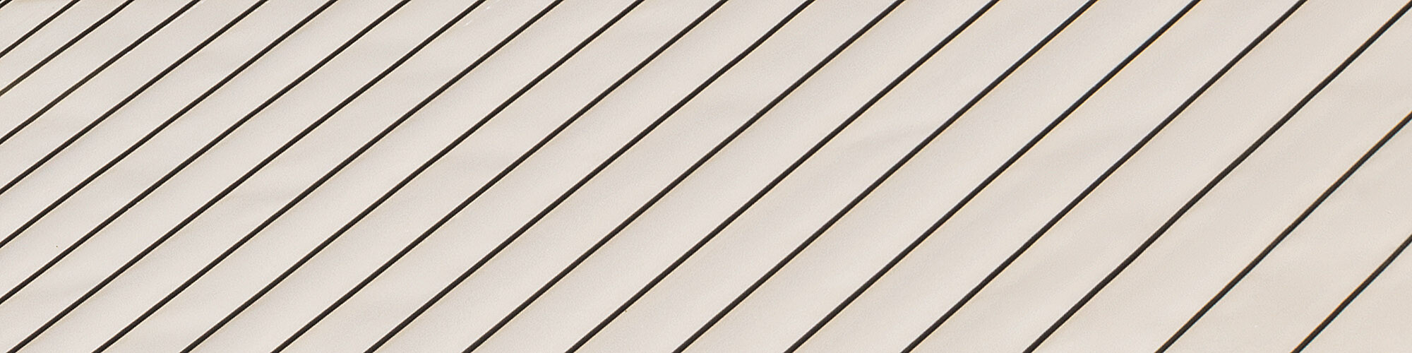 Detailní záběr na rovné hliníkové pásy od PREFA.