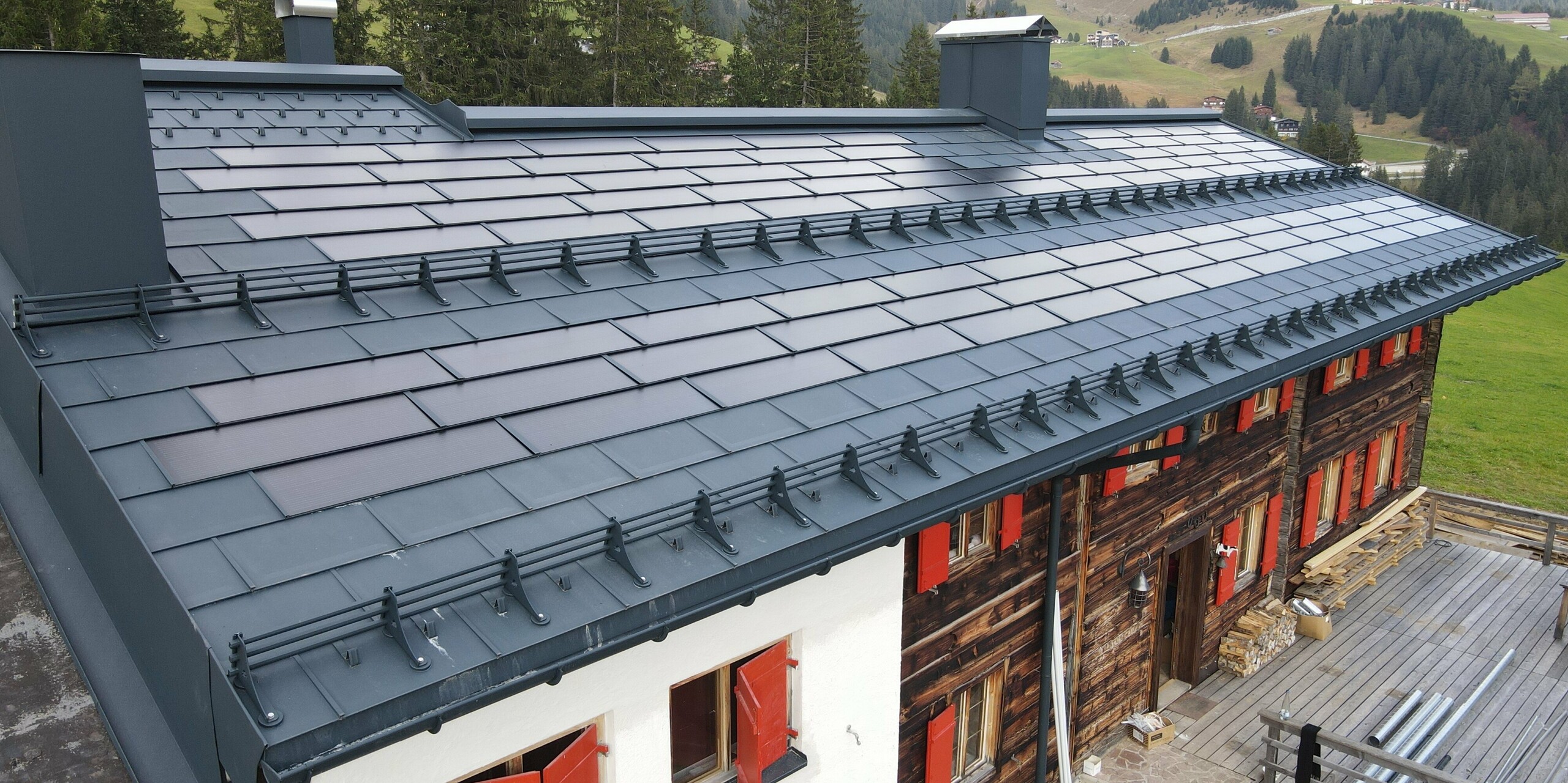 Starobylý dům s moderní technologií získávání sluneční energie na střeše