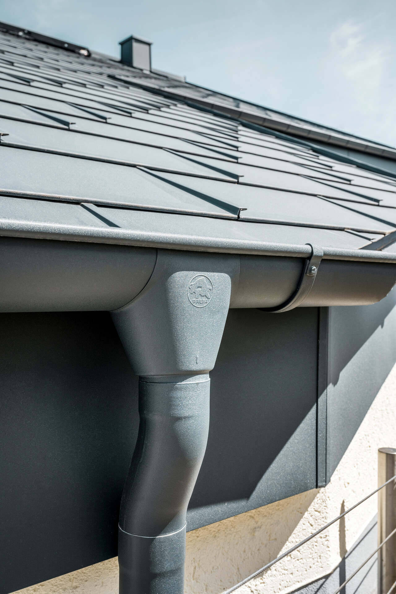 Odvodňovací systém v barvě P.10 antracitové