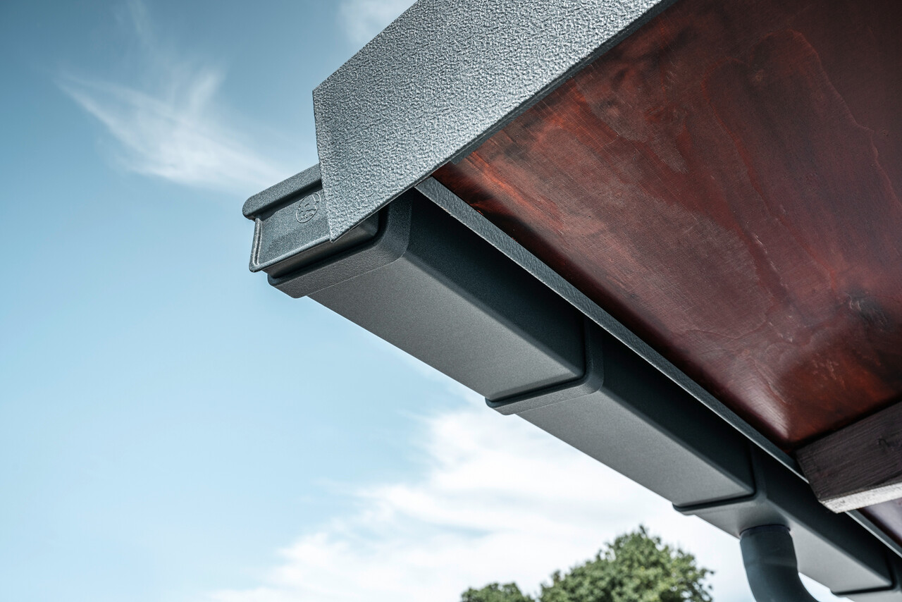 Detail odvodňovacího systému v barvě P.10 antracitové