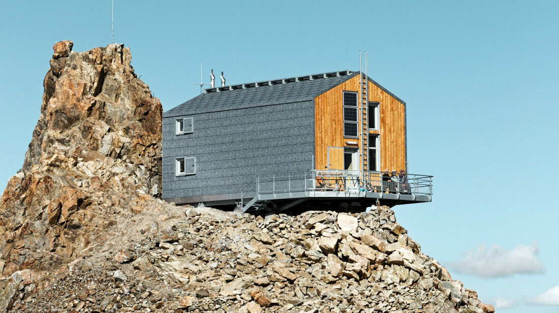 Nedávno rekonstruovaná chata Refuge de L´Aigle se střešními a fasádními panely PREFA FX.12 v barvě P.10 břidlicová.