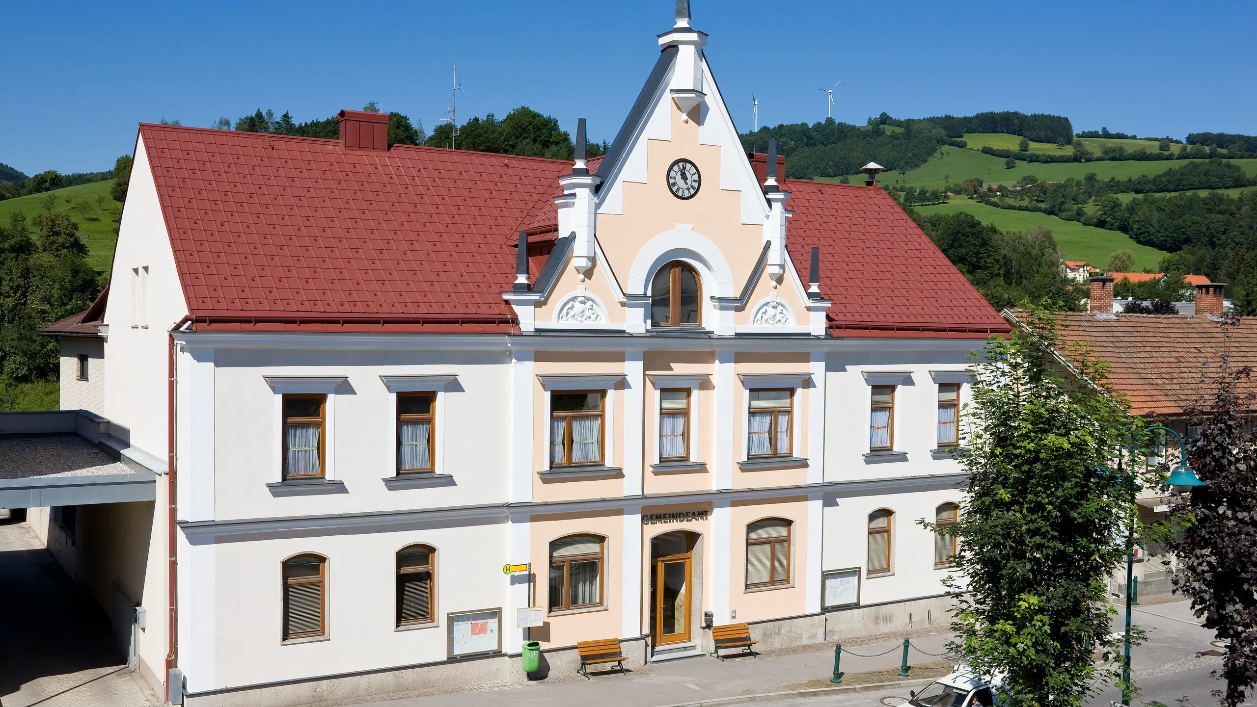 Obecní úřad v rakouském Traisenu se střechou pokrytou PREFA falcovanými taškami a s nástřešním žlabem PREFA