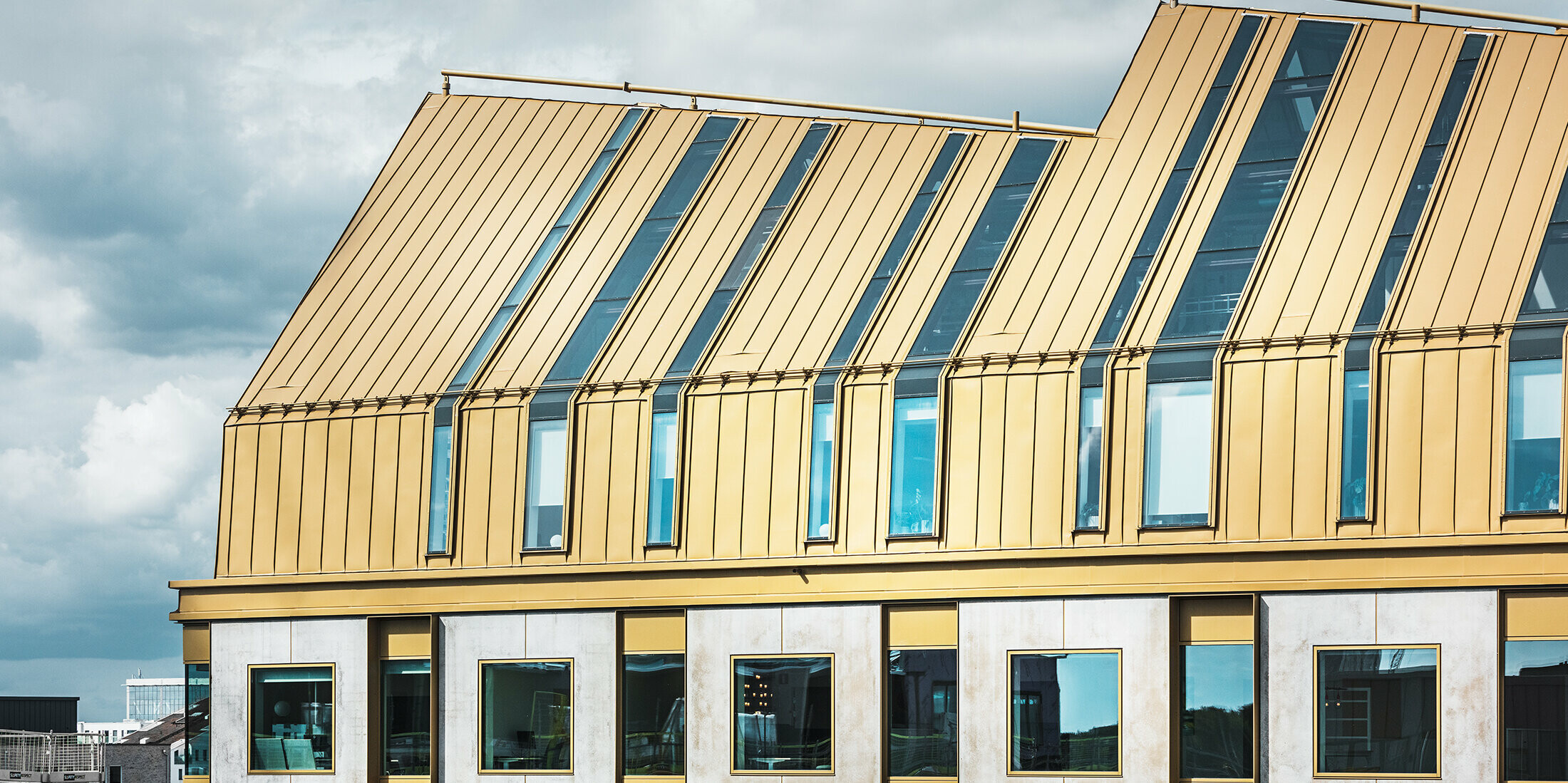 Zářivý PREFALZ na střeše budovy