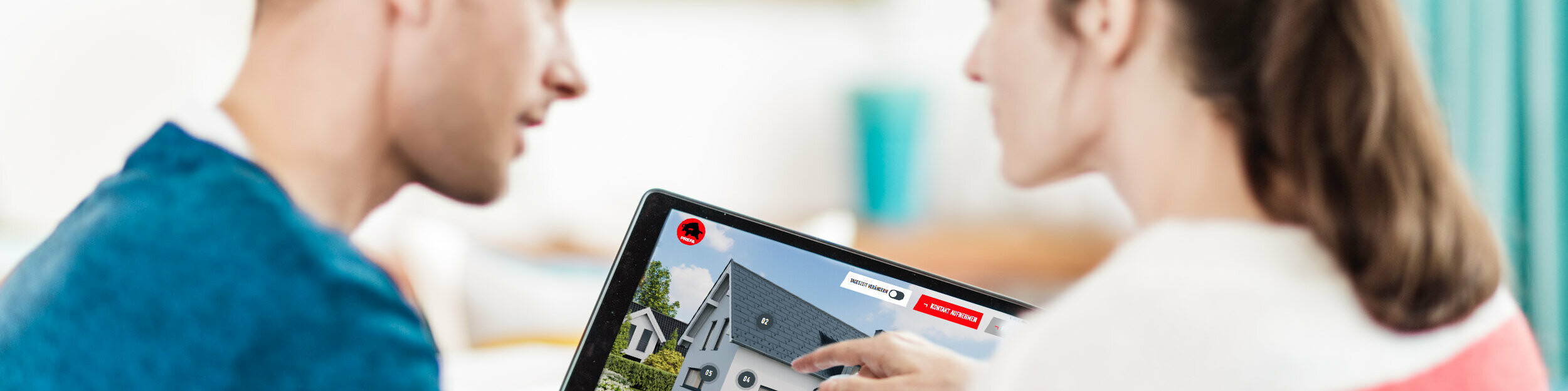 Pár sedí společně u stolu a na tabletu si prohlíží digitální vizualizaci domu se střechou, fasádou a solárními prvky z hliníku – v rámci průvodce PREFA věnovaného střechám, fasádám a solárním systémům pro novostavby a rekonstrukce.