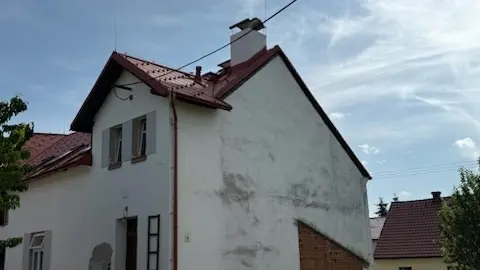 Boční pohled na budovu s novou střešní krytinou od PREFA se 40letou zárukou na barvu i materiál. 
