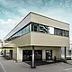 Moderní přístavba s dílnou a kanceláří od Guggisberg Dachtechnik s hliníkovými kompozitními deskami PREFABOND v bronzu