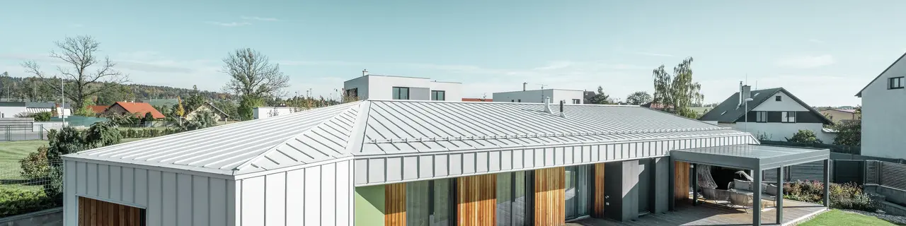 Novostavba rodinného domu v Jihlavě opláštěná plechem PREFALZ v barvě P.10 prefa bílé. Na střešní i fasádní krytinu PREFALZ poskytujeme 40 let záruku na základní materiál a barvu v povrchové úpravě P.10.