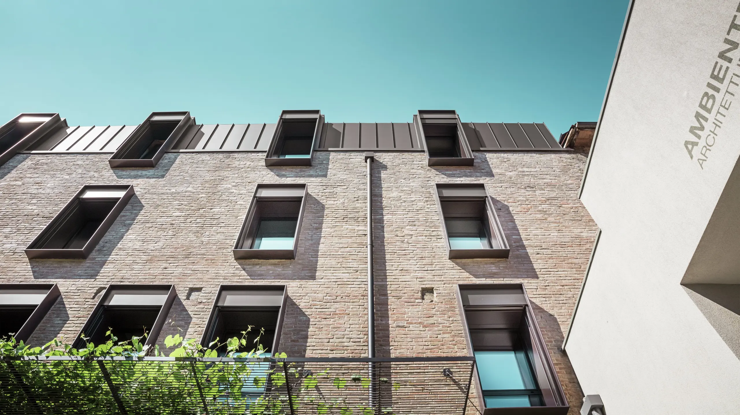Tradiční cihlový dům v Itálii s odolnou hliníkovou střechou z PREFALZ v barvě P.10 oříškové – harmonická kombinace středomořské architektury a moderního střešního řešení